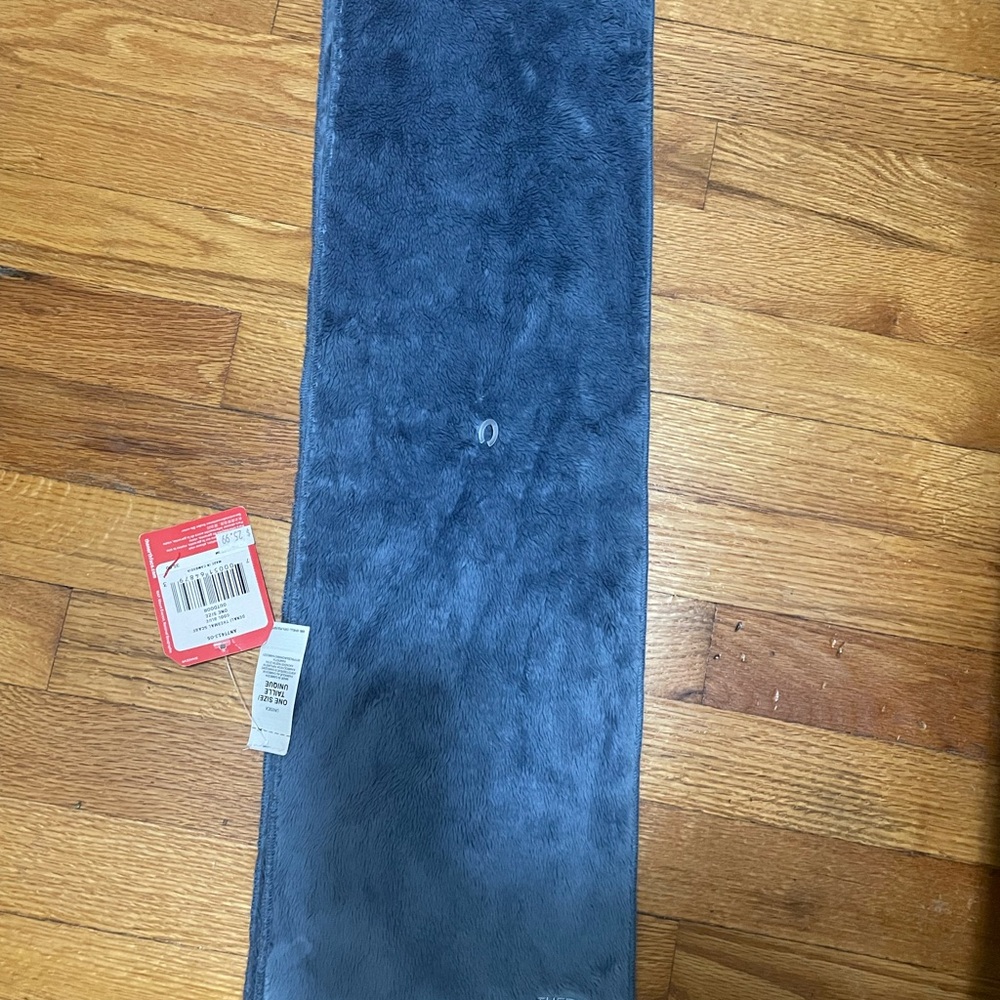 Beautiful and soft thermal North face scarf. Unisex.